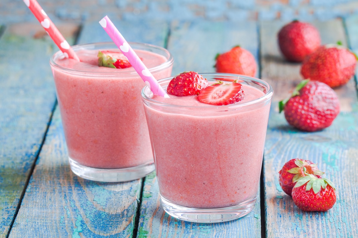 Make your own strawberry milkshake with the blender | Superblenders
